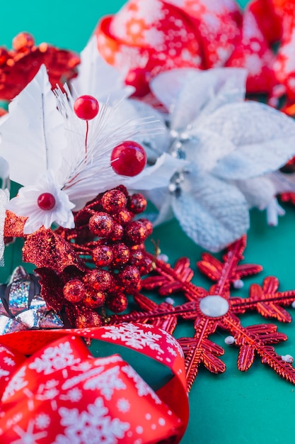 Bunte Broschüren mit roter Schneeflocke