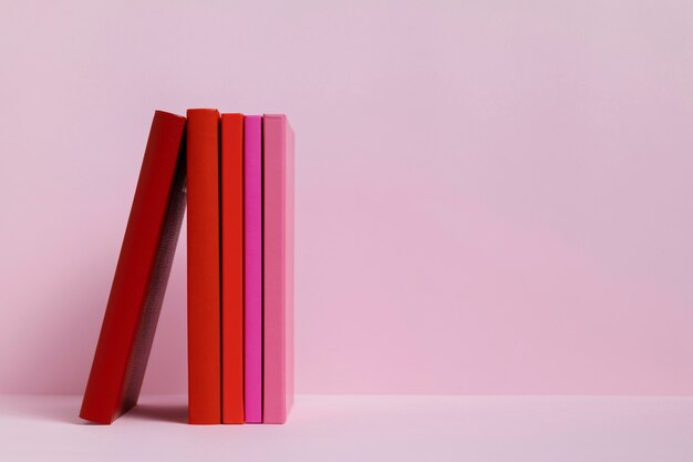 Bunte Bücher mit rosa Hintergrund