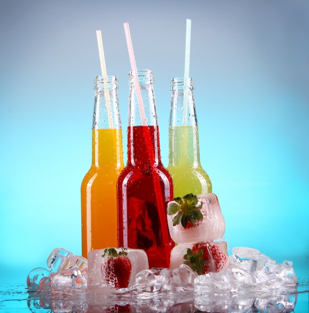 Bunte Cocktails mit Eis