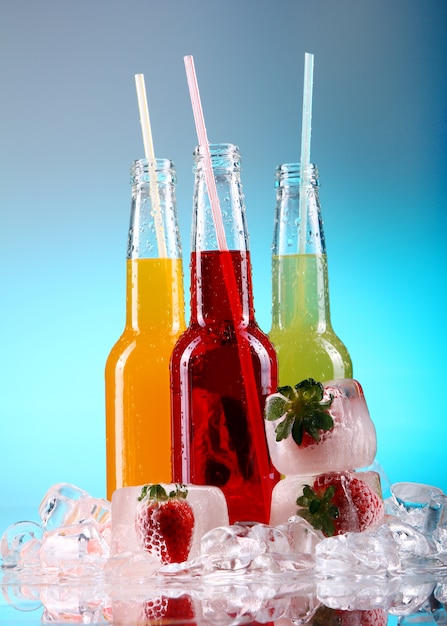 Bunte Cocktails mit Eis