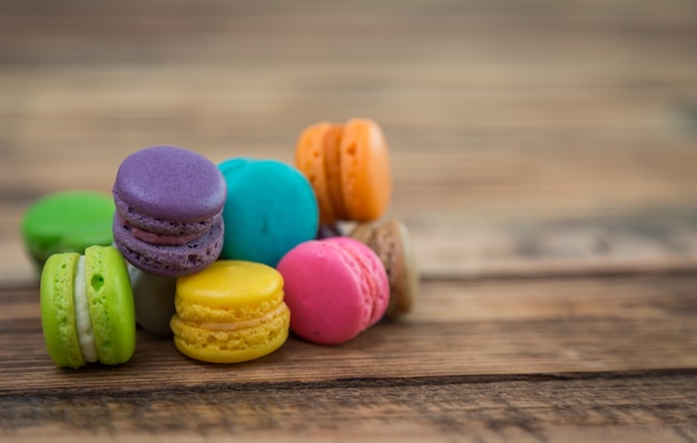 Bunte Cookies auf einem Holztisch