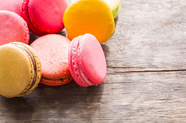 Bunte Cookies auf einem Holztisch