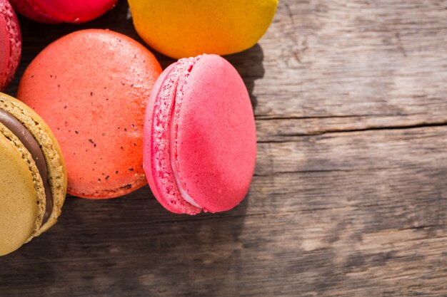 Bunte Cookies auf einem Holztisch