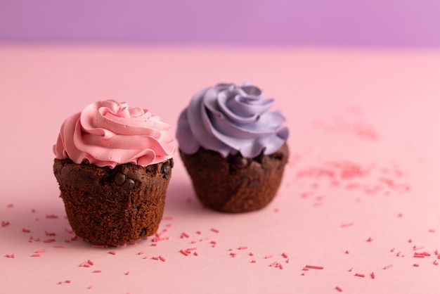 Kostenloses Foto bunte cupcakes mit leckerem zuckerguss