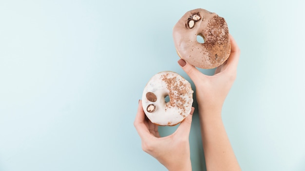 Bunte Donuts mit den Händen