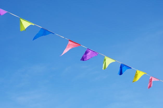 Bunte Flaggen über einem blauen klaren Himmel