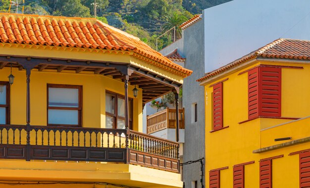 Bunte Gebäude auf einer engen Straße in der spanischen Stadt Garachico an einem sonnigen Tag, Teneriffa, Kanarische Inseln, Spanien