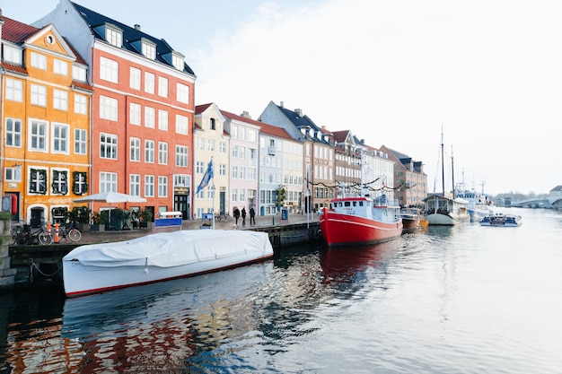 Kostenloses Foto bunte gebäude auf ufergegend des stadtkanals