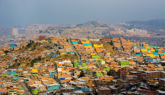 Bunte Häuser in den Bergen von Bogota