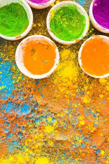 Bunte holi-pulver in eimern