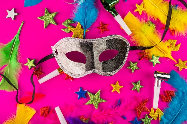 Bunte Karnevalszusammensetzung mit Masken