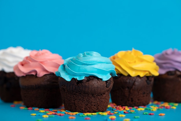 Bunte leckere Cupcakes mit Zuckerguss