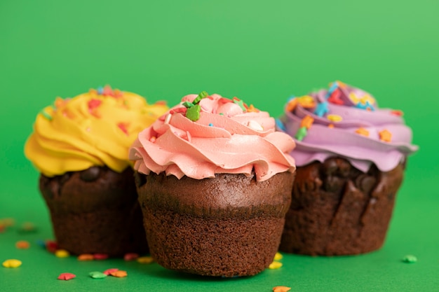 Bunte leckere Cupcakes mit Zuckerguss