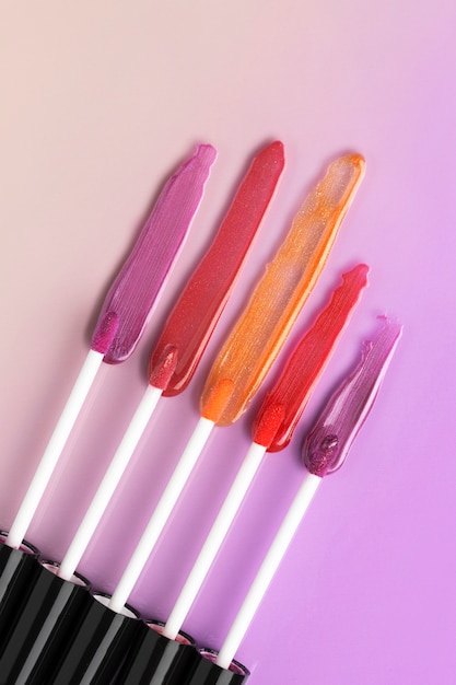 Kostenloses Foto bunte lipgloss-texturen liegen flach