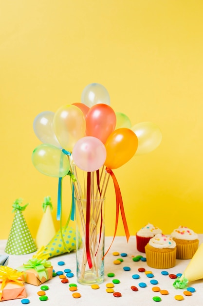 Kostenloses Foto bunte luftballons auf dem tisch