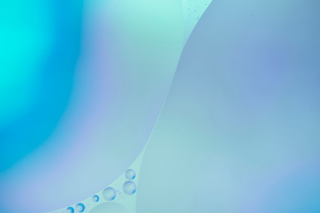 Bunte Luftblasen auf cyan-blauem Hintergrund