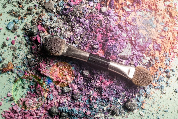 Bunte Make-up Pulver und Pinsel