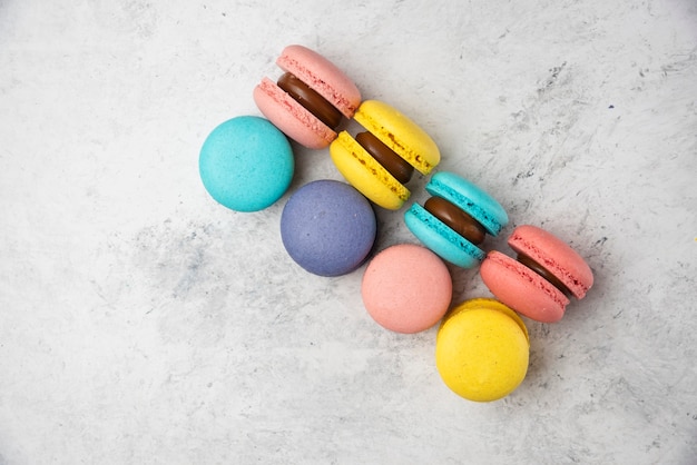 Bunte Mandelmacarons auf weißem Hintergrund. Draufsicht.