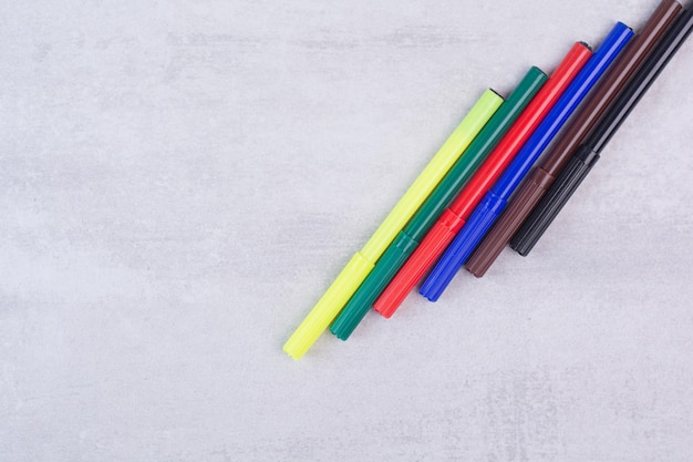 Bunte Markierungsstift-Set auf weißem Tisch.