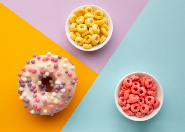 Kostenloses Foto bunte müslischalen und leckerer donut