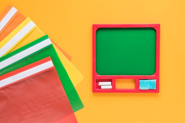 Bunte Ordner Und Kleine Grune Tafel Kostenlose Foto