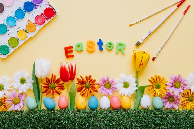 Bunte Ostern-Anordnung mit Blumen und Farben