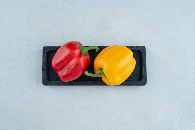 Kostenloses Foto bunte paprika auf schwarzem teller.