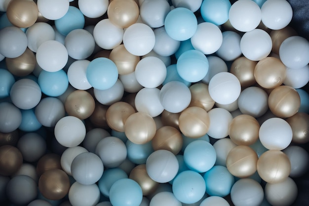 Kostenloses Foto bunte plastikkugeln von oben draufsicht auf bunte plastikkugeln in einem haufenhaufen weiße, goldene, blaue, graue farben