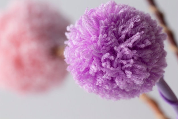 Kostenloses Foto bunte pom-poms-anordnung mit hohem winkel