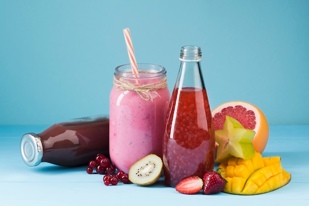 Kostenloses Foto bunte smoothieflaschen und -frucht