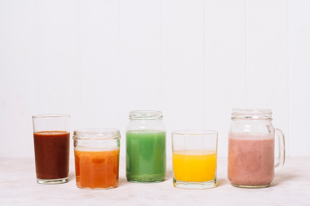 Bunte Smoothies mit weißem Hintergrund