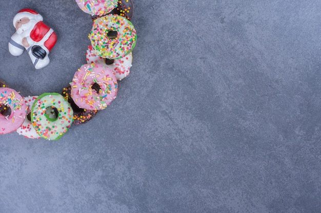 Bunte süße frische Donuts auf einer grauen Oberfläche