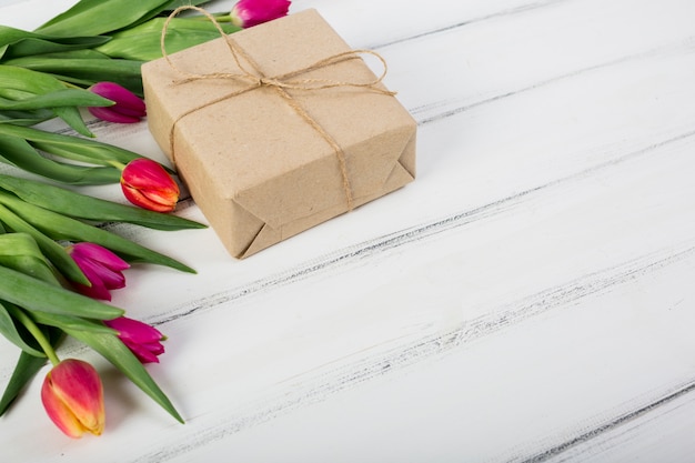 Bunte Tulpen und Geschenkbox