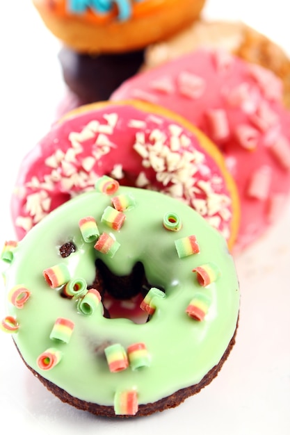 Kostenloses Foto bunte und leckere donuts