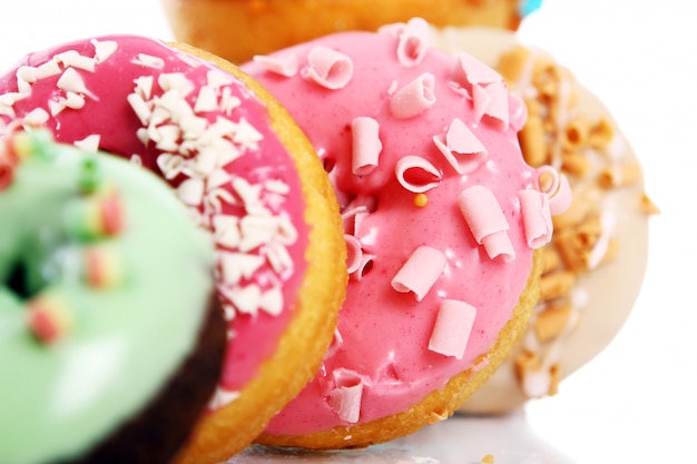 Kostenloses Foto bunte und leckere donuts