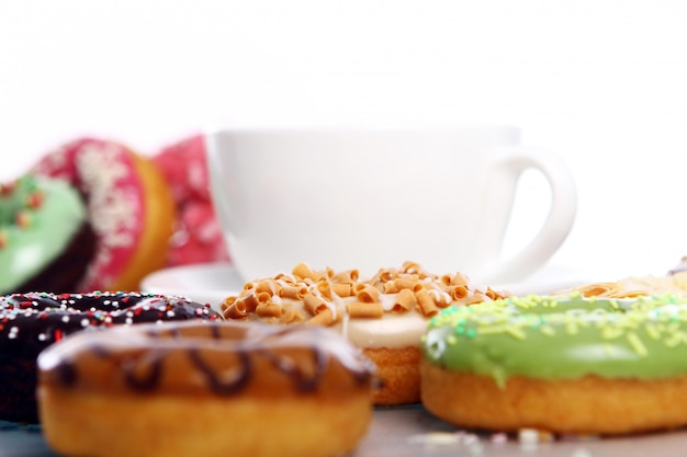 Kostenloses Foto bunte und leckere donuts