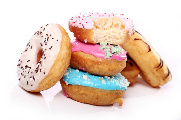 Kostenloses Foto bunte und leckere donuts