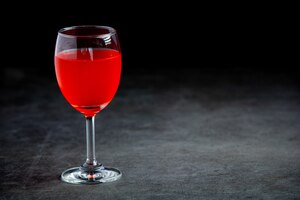 Bunte verschiedene cocktails in gläsern