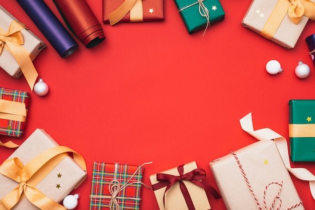 Bunte Weihnachtsgeschenke mit Packpapier und Kugeln