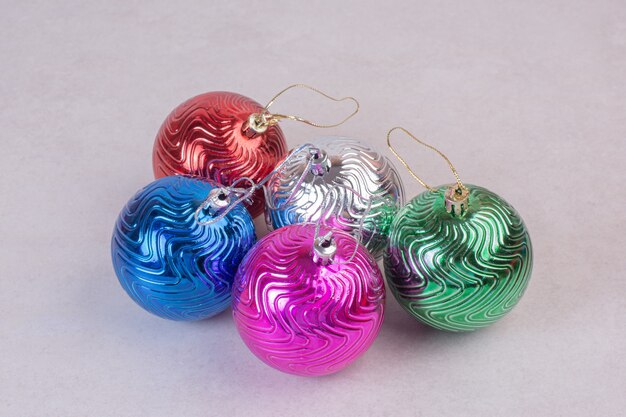 Bunte Weihnachtskugeln auf weißer Oberfläche