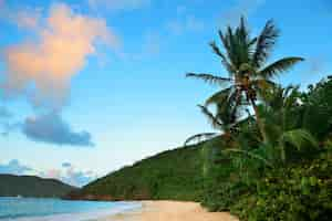 Kostenloses Foto bunte wolke bei sonnenuntergang am strand in st. john, virgin island.