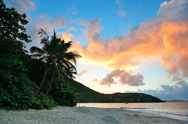 Kostenloses Foto bunte wolke bei sonnenuntergang am strand in st. john, virgin island.