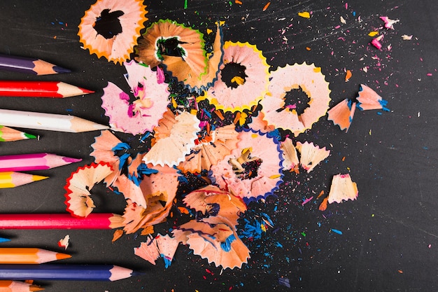 Kostenloses Foto bunte zeichenstifte mit geschärften bleistiften