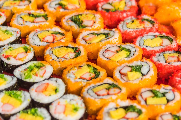 Bunte Zusammenstellung von Sushirollen