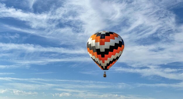 Bunter Heißluftballon, der in den Sk fliegt