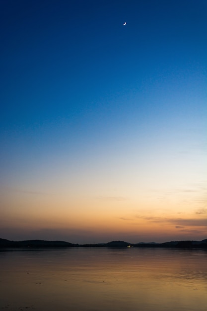 Bunter Himmel bei Sonnenuntergang auf dem See