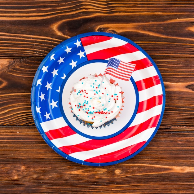 Bunter kleiner Kuchen mit kleiner USA-Flagge