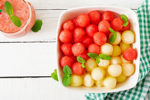 Bunter Obstsalat. Wassermelonen-Melonen-Salat. Frisches Sommeressen. Draufsicht