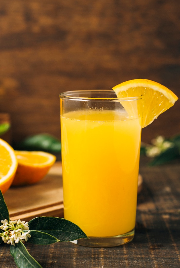 Kostenlose Foto bunter orangensaft im glas