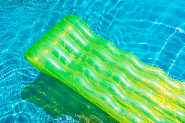 Bunter Schwimmring oder Gummi schwimmen um Swimmingpoolwasser